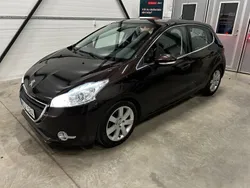 Svart Begagnad 2012 Peugeot 208 Halvkombi | 84 900 kr (Marknadspris)