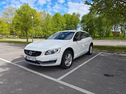 Vit Begagnad 2016 Volvo V60 CC Momentum Kombi | 145 000 kr (Marknadspris)
