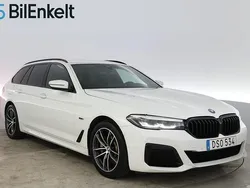 Vit Begagnad 2023 BMW 530e M Sport Kombi | 394 800 kr (Marknadspris)