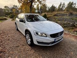 Vit Begagnad 2016 Volvo V60 CC Momentum Kombi | 139 500 kr (Marknadspris)