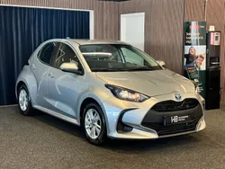 Silver Begagnad 2021 Toyota Yaris Hybrid Active Halvkombi | 159 900 kr (Marknadspris)