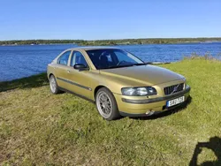 Gul Begagnad 2001 Volvo S60 Sedan | 19 999 kr (Marknadspris)