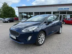 Blå Begagnad 2018 Ford Fiesta Titanium Halvkombi | 104 900 kr (Marknadspris)