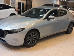 Grå (sonic silver metallic) Begagnad 2022 Mazda 3 Sky Halvkombi | 239 900 kr (Bra pris)