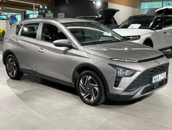 Grå Begagnad 2022 Hyundai Bayon Essential SUV | 154 900 kr (Marknadspris)