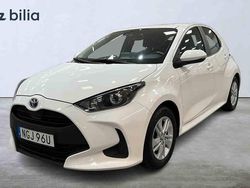 Vit Begagnad 2022 Toyota Yaris Hybrid Halvkombi | 209 900 kr (Marknadspris)