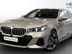 Grå (grey) Begagnad 2025 BMW 530e M Sport Kombi | 678 700 kr (Marknadspris)