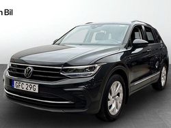 Grå Begagnad 2022 VW Tiguan Life SUV | 319 900 kr (Marknadspris)