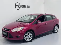Röd Begagnad 2011 Ford Focus Trend Halvkombi | 49 900 kr (Marknadspris)