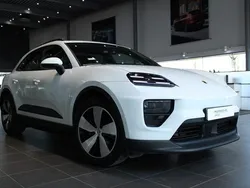 Vit Begagnad 2024 Porsche Macan 4 Electric SUV | 895 000 kr