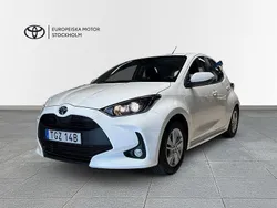 Vit Begagnad 2023 Toyota Yaris Hybrid Active Halvkombi | 239 900 kr (Marknadspris)