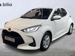 Vit Begagnad 2021 Toyota Yaris Hybrid Active Halvkombi | 194 900 kr (Marknadspris)