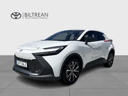 Vit Begagnad 2024 Toyota C-HR Style SUV | 449 000 kr (Marknadspris)