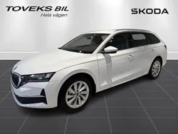 Vit (candy white) Ny 2025 Skoda Octavia Selection Kombi | 367 900 kr (Marknadspris)