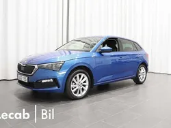Blå (race blue metallic) Begagnad 2023 Skoda Scala Halvkombi | 229 500 kr (Marknadspris)