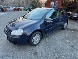 Mörkblå Begagnad 2005 VW Golf IV Halvkombi | 29 900 kr (Marknadspris)
