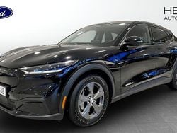 Svart (black) Begagnad 2022 Ford Mustang Mach-E Standard Range SUV | 364 900 kr (Marknadspris)