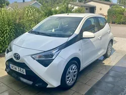 Vit Begagnad 2019 Toyota Aygo X-play Halvkombi | 109 900 kr (Marknadspris)