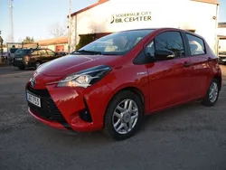 Röd Begagnad 2017 Toyota Yaris Hybrid Life Halvkombi | 159 900 kr (Marknadspris)
