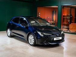 Mörkblå Begagnad 2022 Toyota Corolla Hybrid Style Halvkombi | 249 900 kr (Marknadspris)