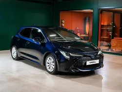Mörkblå Begagnad 2022 Toyota Corolla Hybrid Style Halvkombi | 249 900 kr (Bra pris)