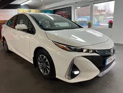 Vit Begagnad 2017 Toyota Prius Plug-in Hybrid Halvkombi | 224 900 kr (Marknadspris)