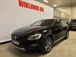 Svart Begagnad 2016 Volvo V60 CC Summum Kombi | 209 900 kr (Marknadspris)