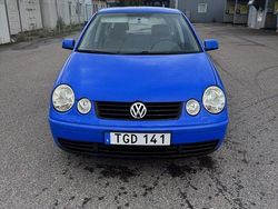 Blå Begagnad 2002 VW Polo Comfortline Halvkombi | 19 000 kr (Marknadspris)