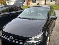 Svart Begagnad 2014 VW Polo Halvkombi | 66 000 kr (Marknadspris)