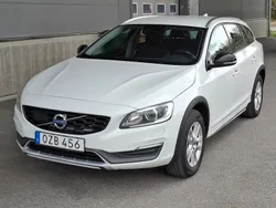 Vit Begagnad 2016 Volvo V60 CC Momentum Kombi | 159 900 kr (Bra pris)