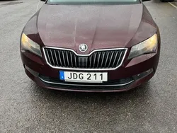 Mörkröd Begagnad 2015 Skoda Superb Ambition Halvkombi | 120 000 kr (Lite dyr)