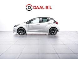 Vit Begagnad 2022 Toyota Yaris Hybrid Style Halvkombi | 229 700 kr (Marknadspris)