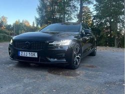 Svart Begagnad 2019 Volvo V60 R-Design Kombi | 355 000 kr (Marknadspris)