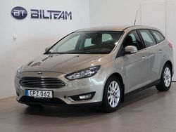 Grå (sand gold metallic ) Begagnad 2015 Ford Focus Titanium Kombi | 73 500 kr (Marknadspris)
