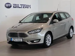 Grå (sand gold metallic ) Begagnad 2015 Ford Focus Titanium Kombi | 73 500 kr (Marknadspris)