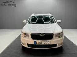 Vit Begagnad 2011 Skoda Superb Elegance Kombi | 74 900 kr (Marknadspris)