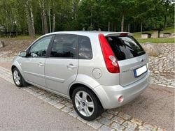 Grå Begagnad 2007 Ford Fiesta Halvkombi | 27 000 kr (Marknadspris)