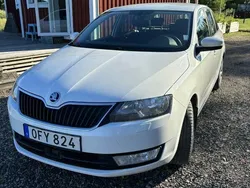 Vit Begagnad 2017 Skoda Rapid Halvkombi | 78 000 kr (Marknadspris)