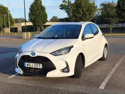 Vit Begagnad 2021 Toyota Yaris Hybrid Active Halvkombi | 152 900 kr (Bra pris)