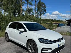 Vit Begagnad 2020 VW Golf VII R-line Halvkombi | 209 000 kr (Marknadspris)