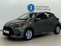 Grön Begagnad 2020 Toyota Yaris Hybrid Active Halvkombi | 204 900 kr (Marknadspris)