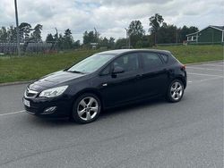 Svart Begagnad 2010 Opel Astra Halvkombi | 44 000 kr (Marknadspris)