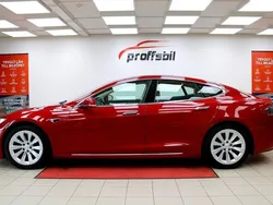 Röd Begagnad 2018 Tesla Model S Sedan | 259 500 kr (Marknadspris)