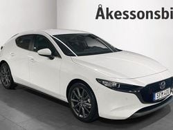 Vit Begagnad 2023 Mazda 3 Sky Halvkombi | 249 000 kr (Marknadspris)
