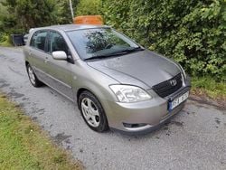 Grå Begagnad 2003 Toyota Corolla Sport Halvkombi | 29 000 kr (Superpris)