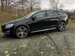 Svart Begagnad 2017 Volvo V60 CC Summum Kombi | 139 500 kr (Bra pris)