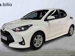 Vit Begagnad 2022 Toyota Yaris Hybrid Active Halvkombi | 209 900 kr (Marknadspris)