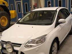 Vit Begagnad 2013 Ford Focus Halvkombi | 50 000 kr (Marknadspris)