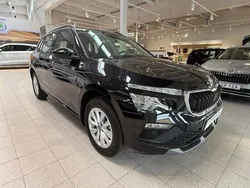 Svart (black magic pärleffekt me) Ny 2025 Skoda Kamiq Selection SUV | 312 500 kr (Marknadspris)