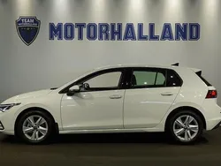 Vit Begagnad 2023 VW Golf VIII Life Halvkombi | 219 900 kr (Superpris)